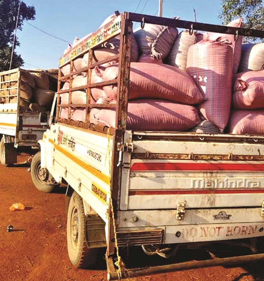 राजनांदगांव पुलिस को नाकेबंदी में मिली सफलता, डेढ़ करोड़ की अवैध धान जब्त