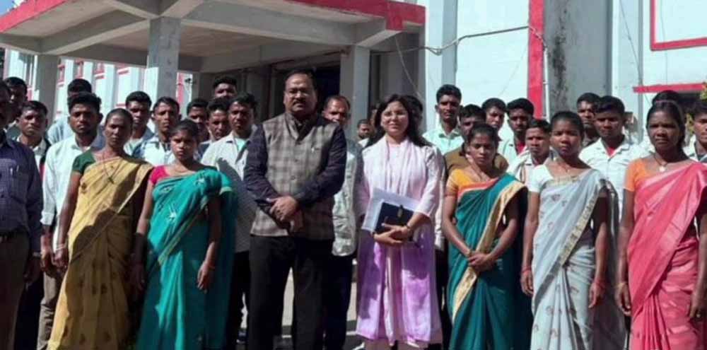 बस्तर का देखा सांस्कृतिक-ऐतिहासिक वैभव, जगदलपुर के पुर्नवासितों को करवाया प्रमुख दर्शनीय स्थलों का भ्रमण