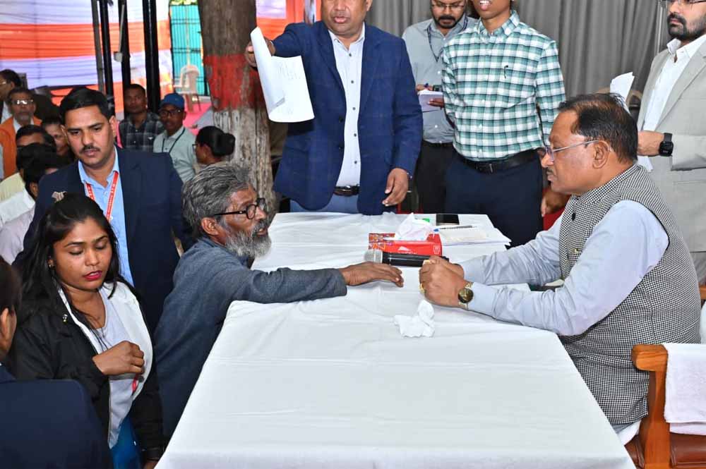 अब तक नहीं बना राशन कार्ड, जनदर्शन में 60 वर्षीय अविवाहित श्रमिक हनुमंत राव ने की फरियाद