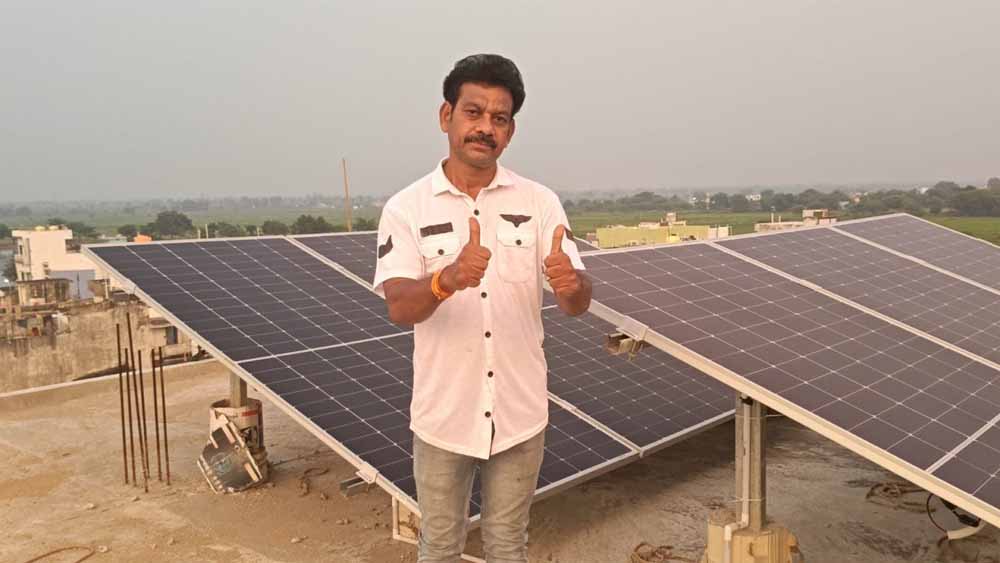 सरकार से मिली आकर्षक सब्सिडी, पीएम सूर्यघर योजना से रोशन हुआ शिक्षक राजेश साहू का घर