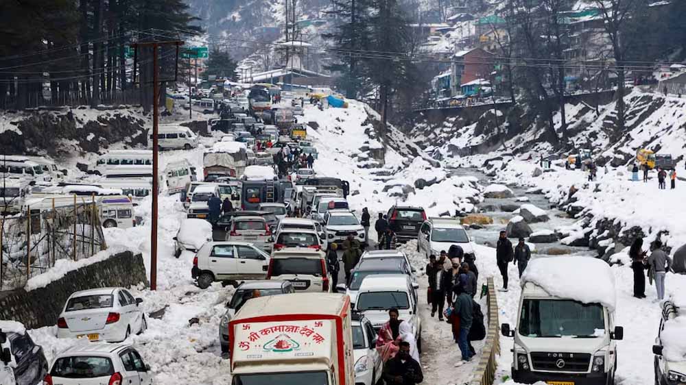 पहाड़ों पर भारी बर्फबारी, उत्तर भारत के कई राज्यों में सहित दिल्ली भीगी