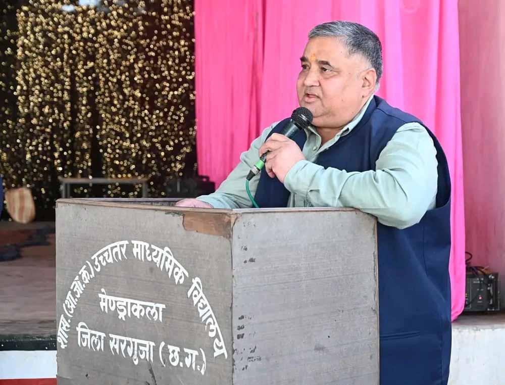 सरस्वती साइकिल योजना: मंत्री ने छात्राओं को दी नई साइकिल