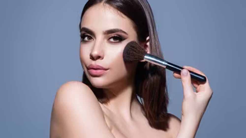 स्टेप फॉलो कर पार्लर से पाएं मुक्ति, सेल्फी फिल्टर जैसा परफेक्ट लुक पाने करें ब्लरिंग मेकअप