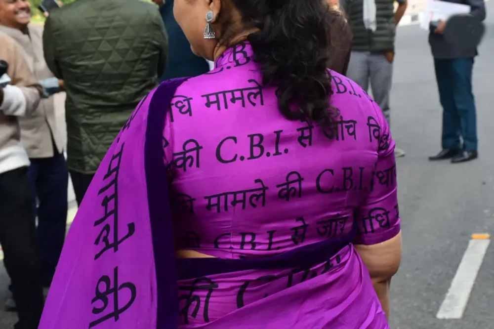 ‘सीबीआई जांच’ की उठाई मांग, निर्दलीय विधायक ऋतु की स्लोगन साड़ी बनी आकर्षण