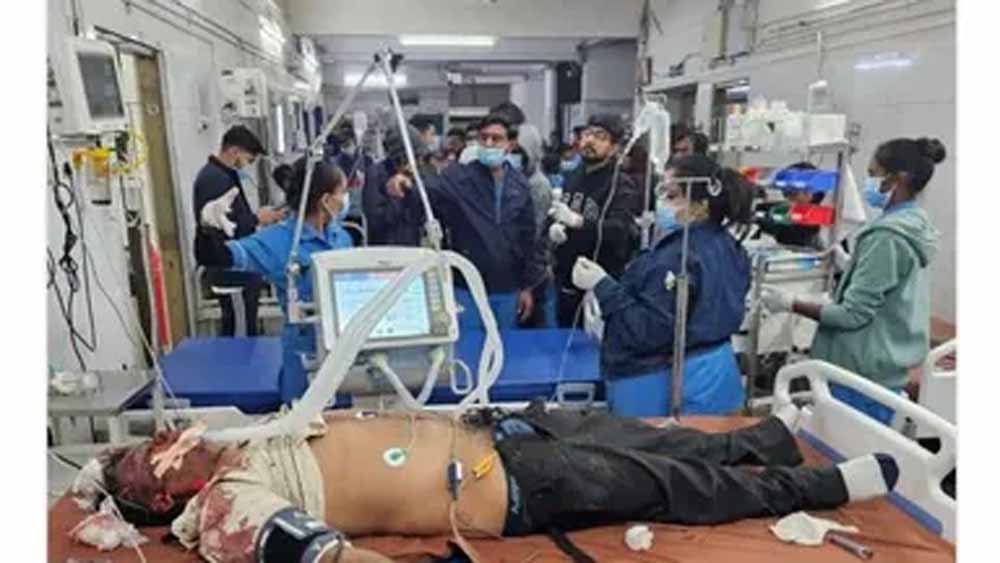 7 राजस्थानियों की मौत, गुजरात में डिवाइडर तोड़कर इनोवा पर पलटा ट्रक