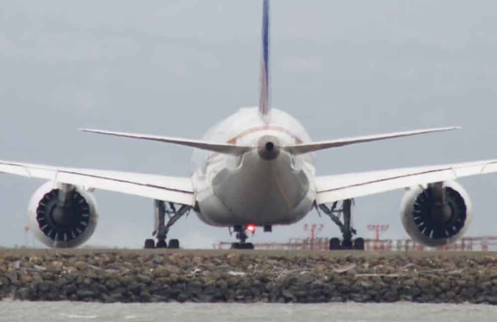 दिल्ली एयरपोर्ट पर दोहरी चूक, एक विमान के APU में आग तो दूसरी फ्लाइट के इंजन में घुसा कंटेनर