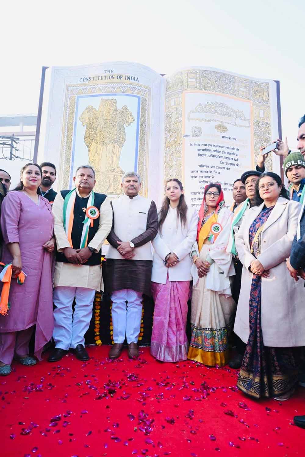 वेस्ट टू वेल्थ को साकार करती 600 किलो की विराट संविधान की किताब की प्रतिकृति दे रही न्याय, समता, स्वतंत्रता और बंधुत्व का संदेश