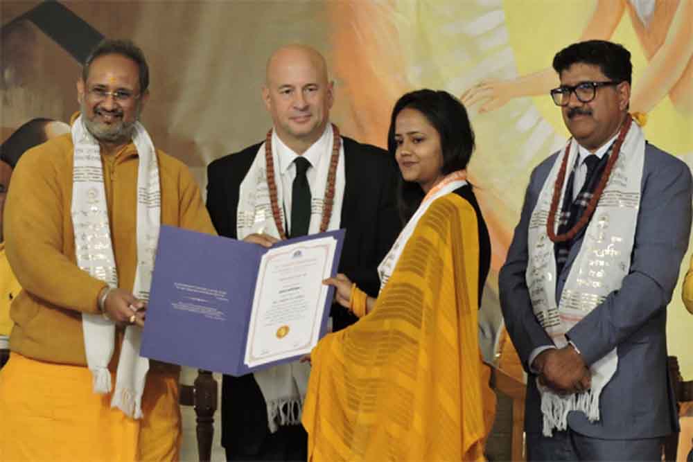 बाहर की चुनौतियाँ संभालें, भीतर की चेतना जगाएँ – डॉ. चिन्मय पण्ड्या का शिक्षा दर्शन