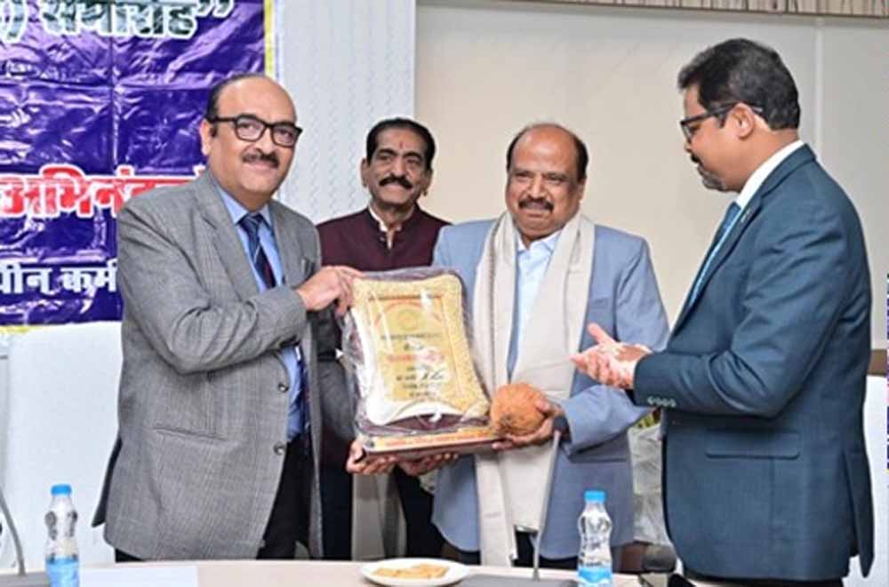 गौरवपूर्ण सेवाकाल का समापन: मुख्य सचिव कार्यालय में सेवानिवृत्त कर्मियों का विदाई समारोह