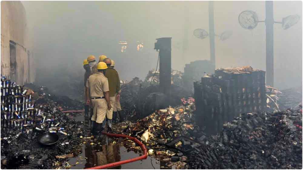 गोदामों में भयंकर आग, बचाव कार्य थम नहीं रहा, मृतकों की संख्या बढ़ने का डर