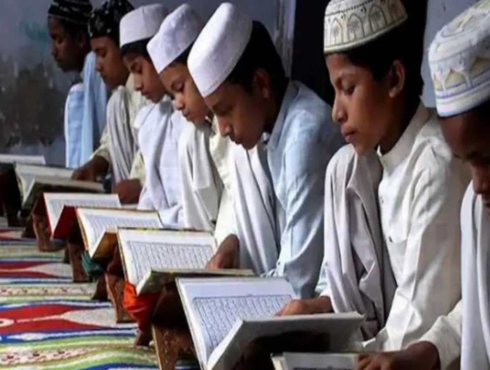 यूपी के दो मदरसों की मान्यता रद्द, मौलाना शमशुल हुदा का लंदन से वेतन और पेंशन लेने का खुलासा