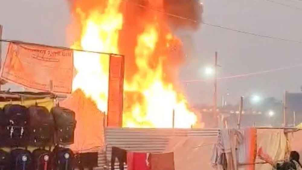 माघ मेले में हड़कंप: पूजा के दौरान आश्रम धूं-धूं कर जला, 6 टेंट स्वाहा, तीन फायरमैन झुलसे