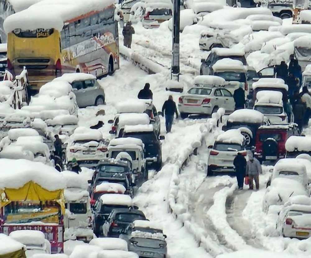 मनाली में हालात बेकाबू: सड़कों पर 15 KM जाम, सप्लाई बंद, गाड़ियों को ही बना लिया ‘रात का ठिकाना’