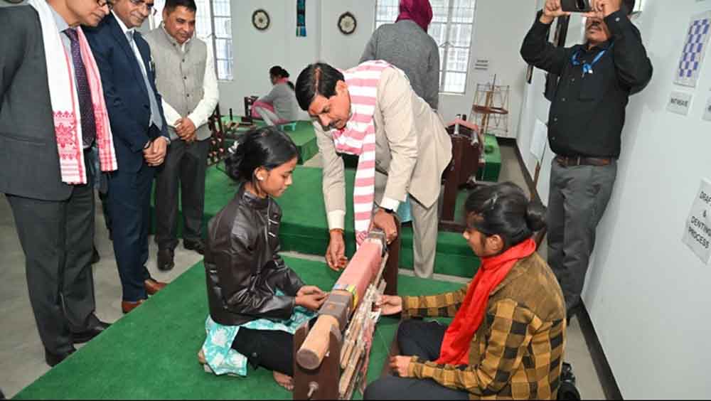 असमिया संस्कृति और विश्व प्रसिद्ध मूगा रेशम की बुनाई प्रक्रिया का लिया जायजा