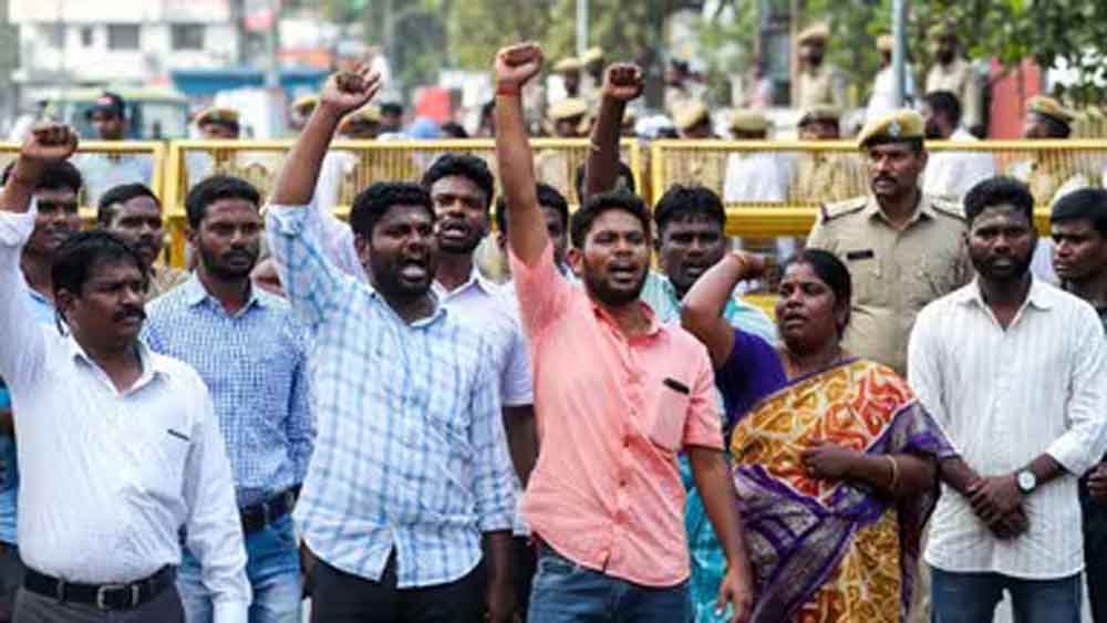 गोमांस बिक्री की अफवाह पर हिंसक भीड़, ओडिशा में दुकान और गाड़ी को आग