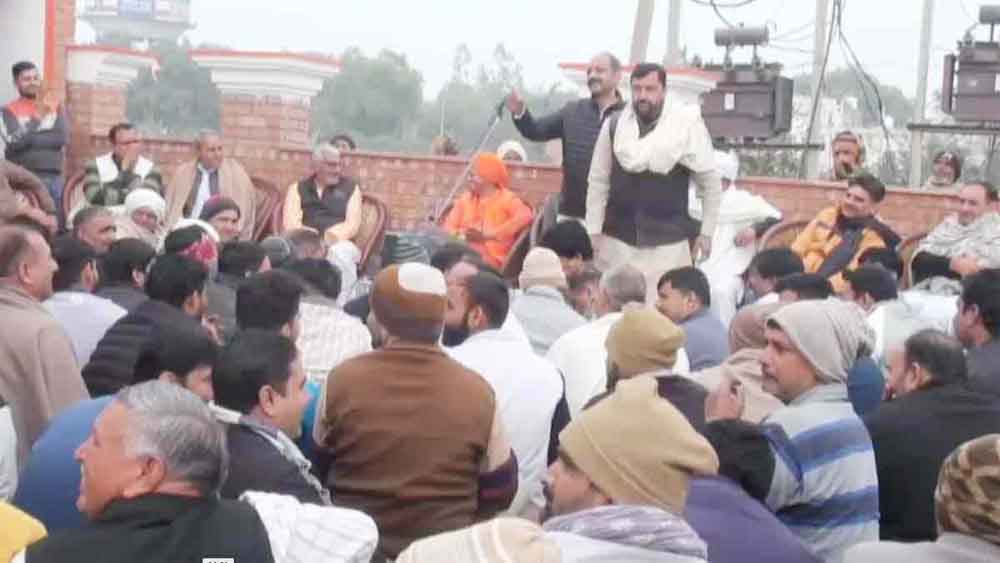 चुनावी आचार पर जनता की चोट, शराब बांटने वाले प्रधान प्रत्याशी को गांव ने किया बहिष्कृत