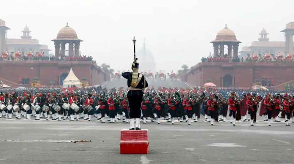 परेड के जांबाज़ों से राष्ट्रपति की भेंट, बीटिंग रिट्रीट में शामिल सैन्यकर्मियों को सराहा