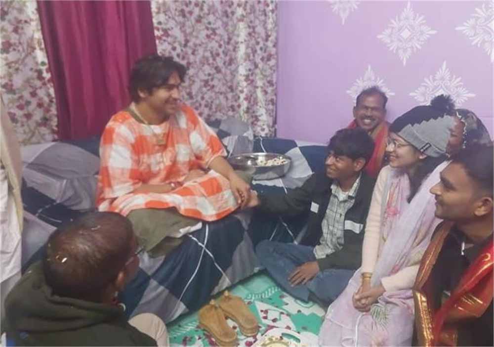 वचनबद्ध आचार्य: बहन के लिए रात में चाय तक किया समय