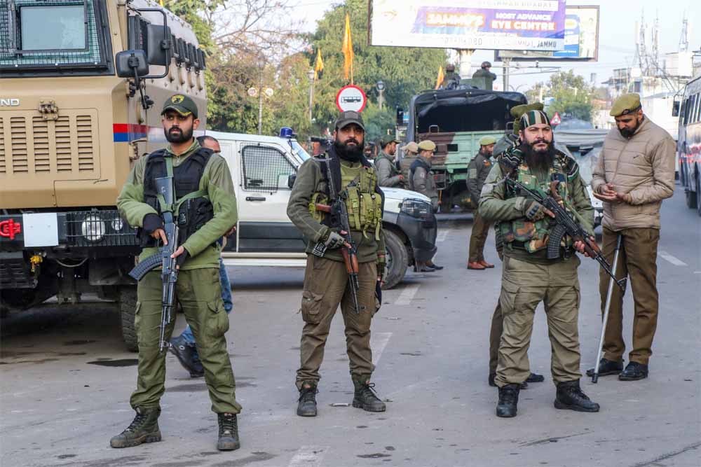 आतंकी खतरे के बीच सख्त सुरक्षा घेरा, गणतंत्र दिवस से पहले जम्मू-कश्मीर में चेकिंग तेज