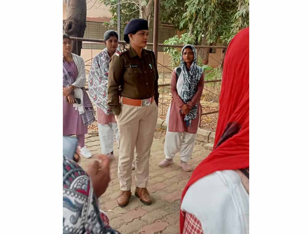 इंदिरा कॉलेज में चला ‘अभिमन्यु/सृजन/सम्मान’ अभियान, बालिकाओं को किया जागरूक