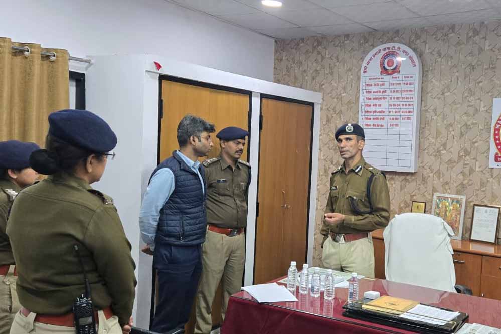 संजय कुमार ने किया अचानक थाने का दौरा, टीटी नगर में पुलिस कार्यों की समीक्षा