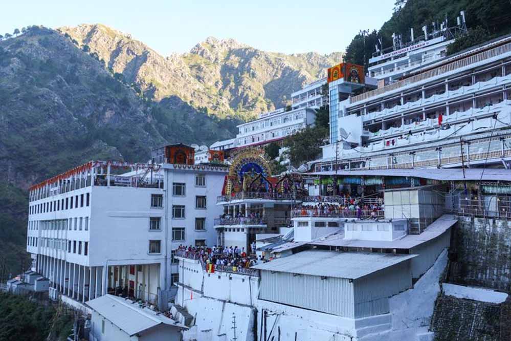 वैष्णो देवी में नियमों का उल्लंघन? अंदर का वीडियो वायरल, शिखा के खिलाफ FIR