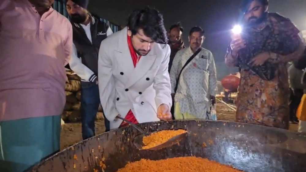 भक्तों के लिए खास रात: बागेश्वर महाराज ने अन्नपूर्णा मंडप में स्वयं बनाई प्रसादी की पूरियां