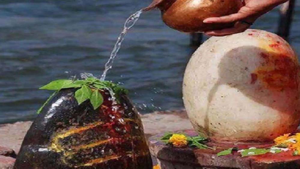 महाशिवरात्रि 2026: पूजा का फल बिगड़ने से बचाने के लिए शिवलिंग पर जल अर्पित करते समय करें ये 6 चीजें