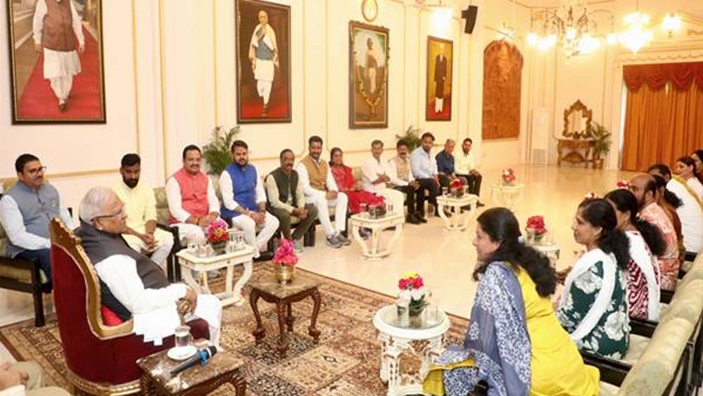 राज्यपाल पटेल से मिले केरल के पार्षद, राजधानी की सफाई व्यवस्था की तारीफ