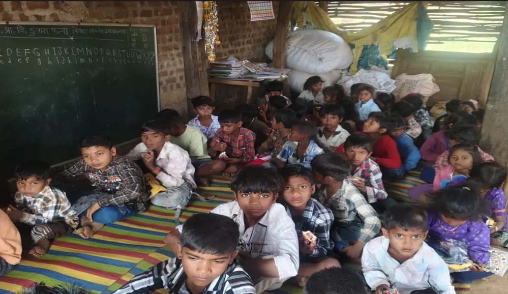 बड़वानी में शिक्षा की दुर्दशा:गाय-बकरियों के तबेले में ठूंसे गए 40 आदिवासी बच्चे!