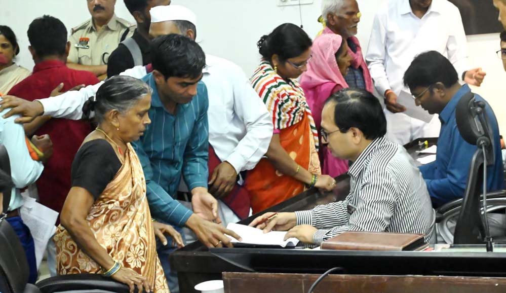 जनदर्शन में कलेक्टर ने सुनी लोगों की समस्याएं