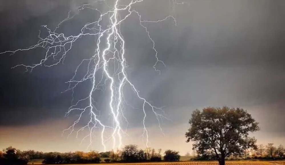 MP में मौसम की हलचल: 18 को सबसे बड़ा असर, 15 जिलों में लोगों के लिए चेतावनी