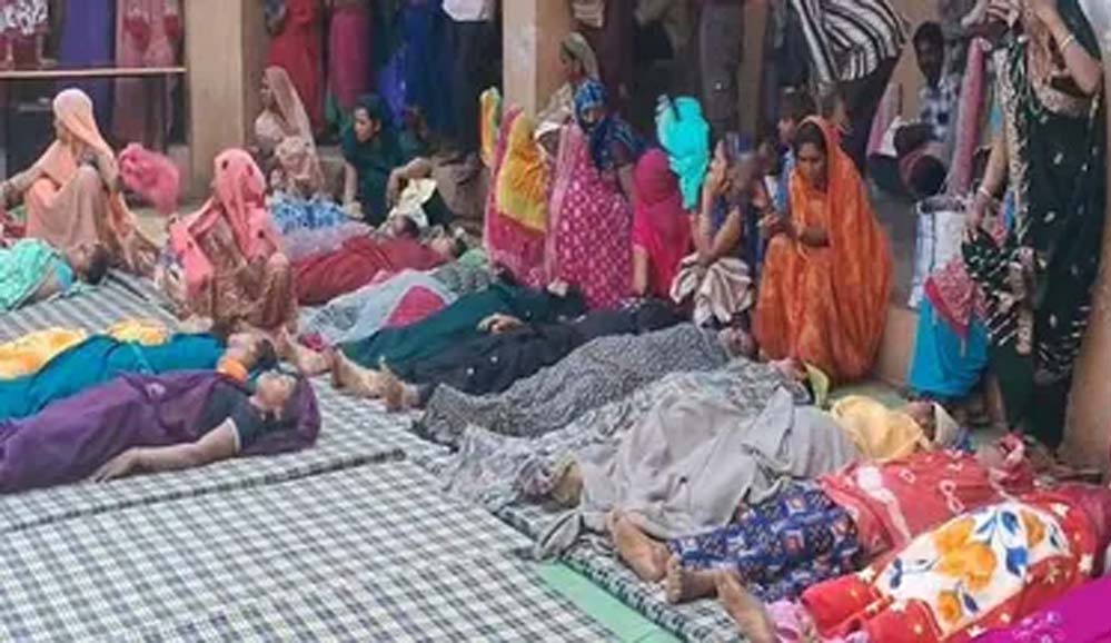 धार नसबंदी कैंप में हड़कंप, हर 2 मिनट में हुआ ऑपरेशन और महिलाओं को जमीन पर लिटाया गया