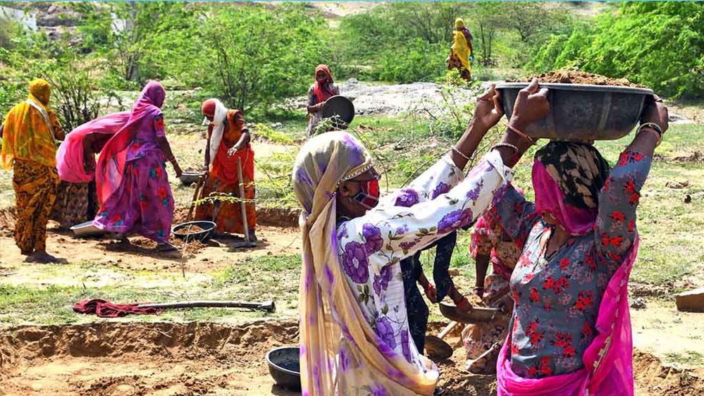 मजदूरों के लिए बड़ा सवाल: 6 साल में 1% को ही 100 दिन का काम, कोविड में 10 लाख नाम हटने की बात विधानसभा में उजागर