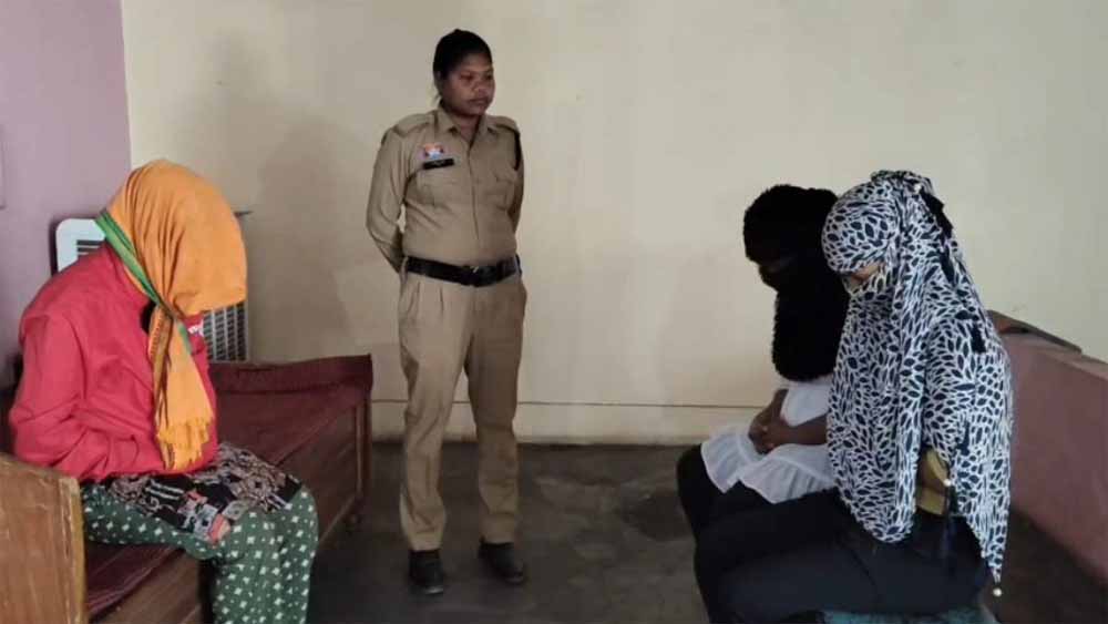 पुलिस रेड में उजागर हुआ किराये के मकान का काला सच, 3 महिलाओं सहित 5 आरोपी पकड़े गए