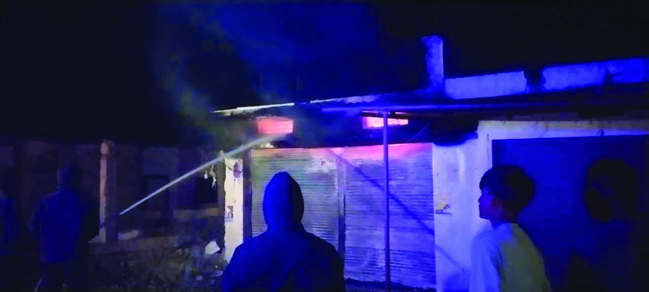 कपड़ा दुकान बनी आग का शिकार, लाखों का सामान स्वाहा