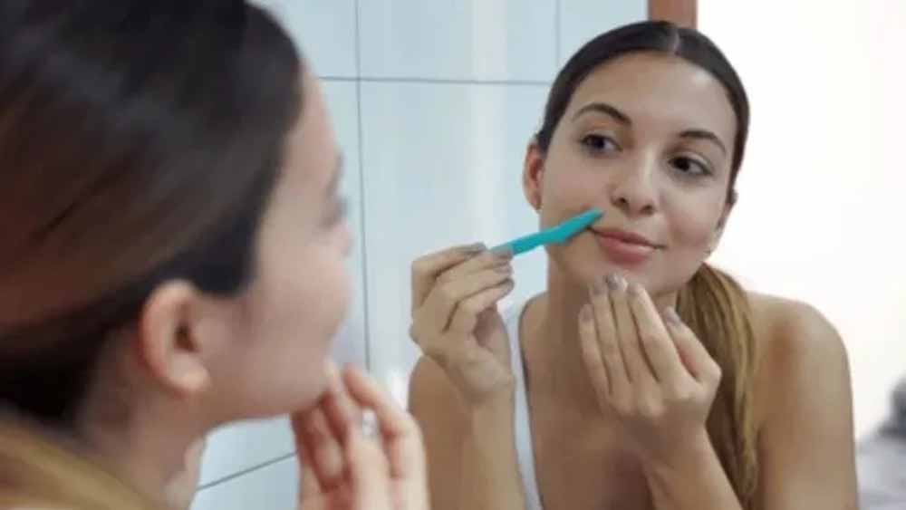 रेज़र से शेविंग से पहले हो जाएँ सतर्क: चेहरे की ये 5 गलतियाँ बिगाड़ सकती हैं आपकी स्किन