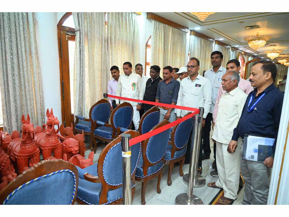 राज्यपाल द्वारा गोद लिए गए ग्राम टेमरी के ग्रामीणों का लोकभवन दौरा