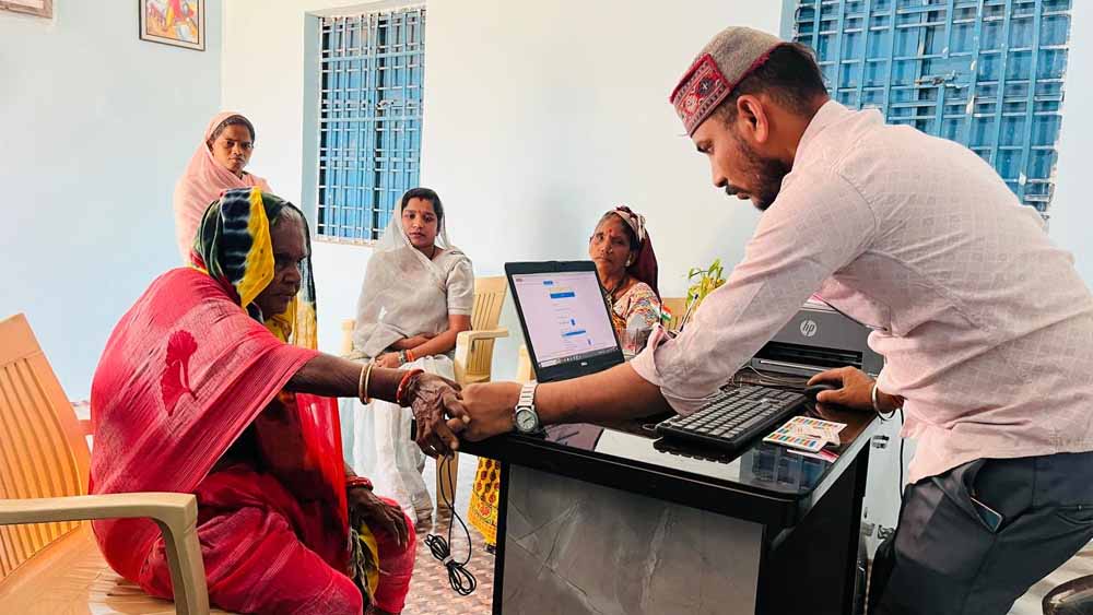 बैंक की कतारों से मिली मुक्ति, गांव में ही मिल रहा लाभ