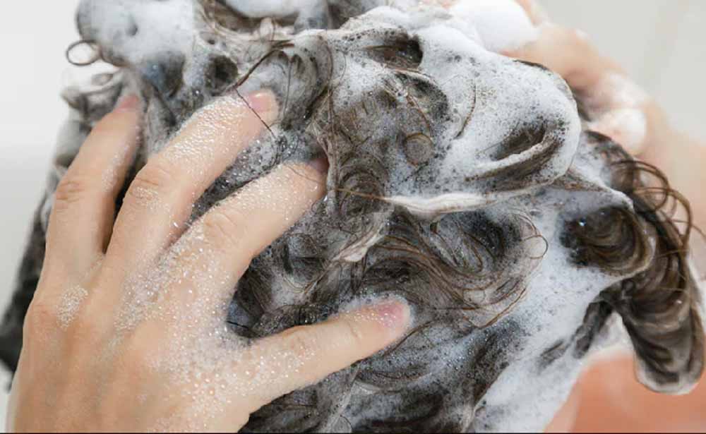 बाल धोने का सही तरीका: ऑयली, ड्राई और नॉर्मल बालों के लिए कितनी बार शैंपू करें?