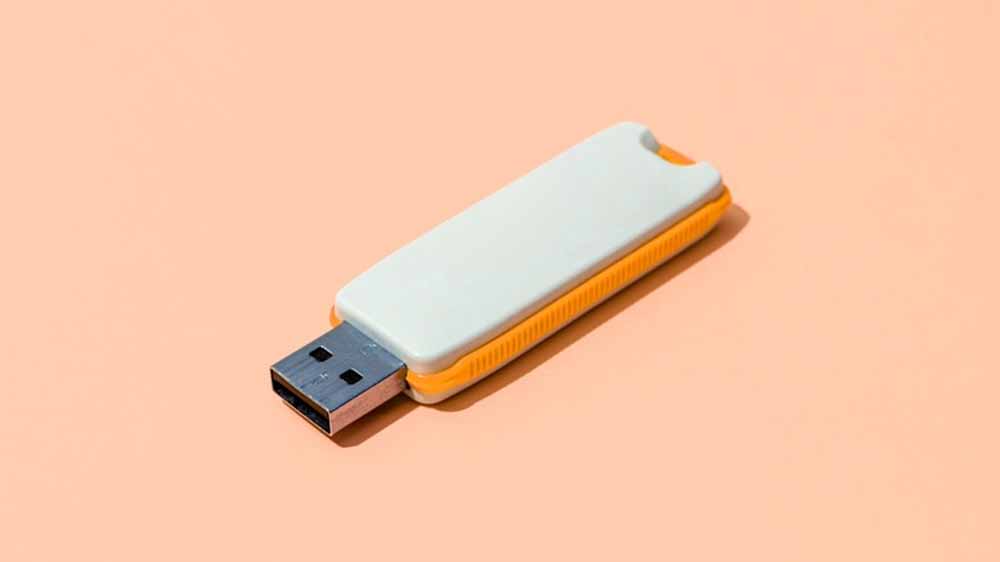 क्या आप जानते हैं Pen Drive के दो छेद का रहस्य? सही इस्तेमाल से काम हो जाएगा बेहद आसान