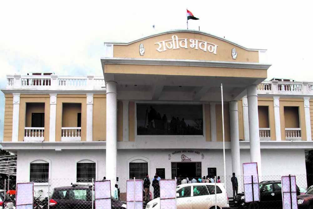 वोटर लिस्ट विवाद गहराया: नाम कटने से नाराज़ लोग कांग्रेस भवन पहुंचे, SIR प्रक्रिया पर पूर्व विधायक धनेंद्र का हमला