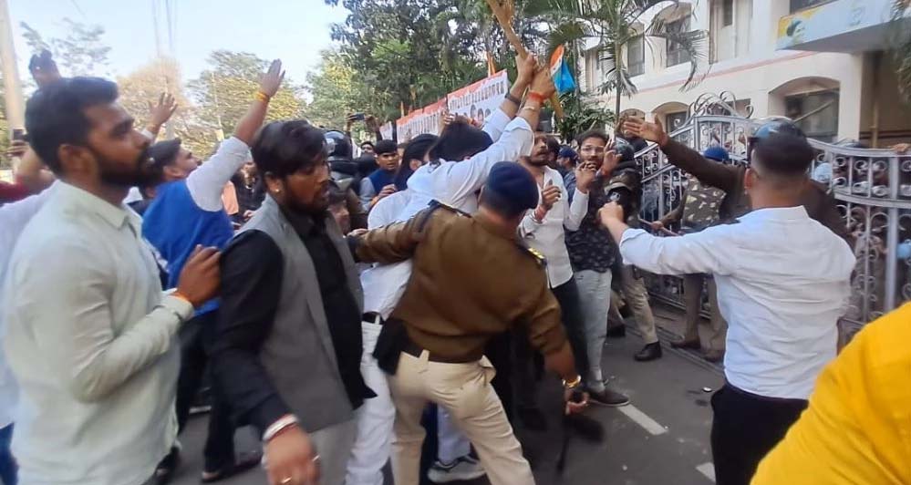 सियासी टकराव भोपाल में: कांग्रेस कार्यालय में भाजपाईयों का उत्पात, खिड़कियों के शीशे तोड़े