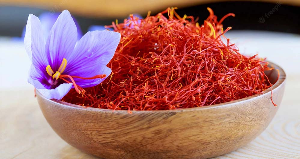 केसर उत्पादन में गिरावट से चिंतित कश्मीर किसान, सोलर पंप लगाने की आवाज़ उठी