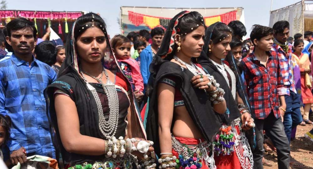 धूलकोट का भगोरिया हाट रंगीन उत्सव, ढोल-मांडल की थाप पर झूमे लोग