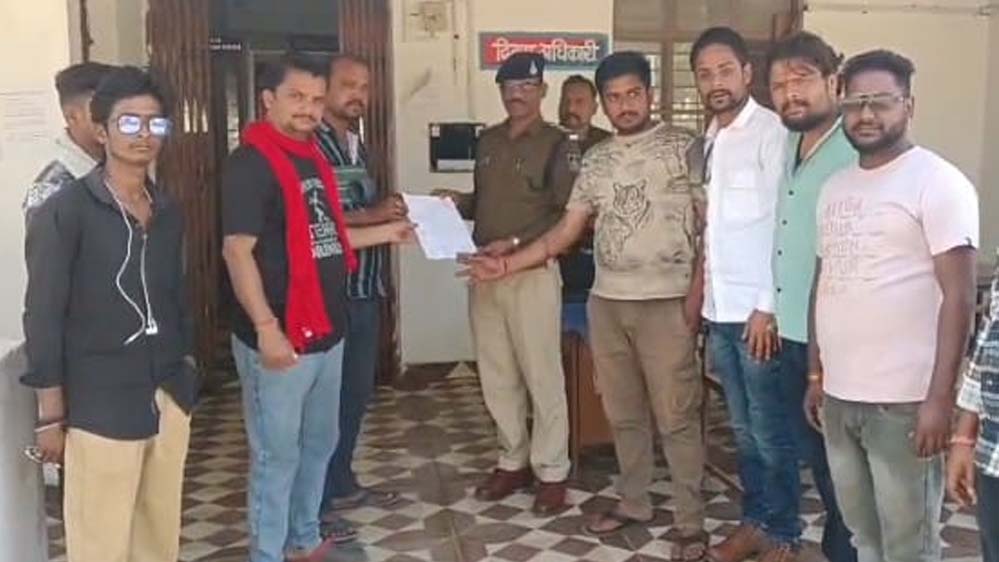 गाय को कुल्हाड़ी से मार घायल करने पर गुस्साए बजरंग दल वाले थाने मै की शिकायत