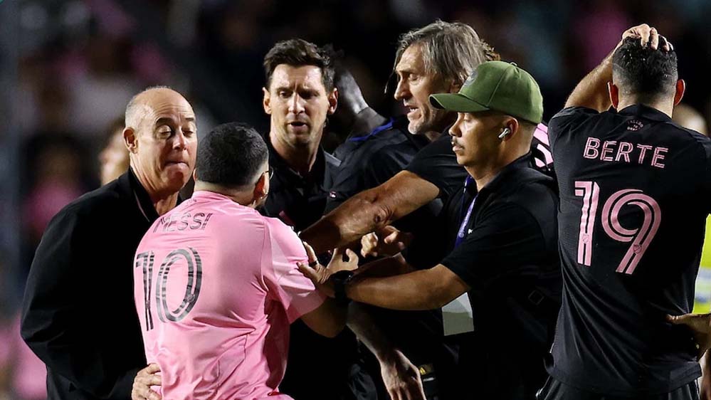 शर्टलेस फैन की हरकत से पिच पर हंगामा, लियोनेल मेसी भी गिर पड़े