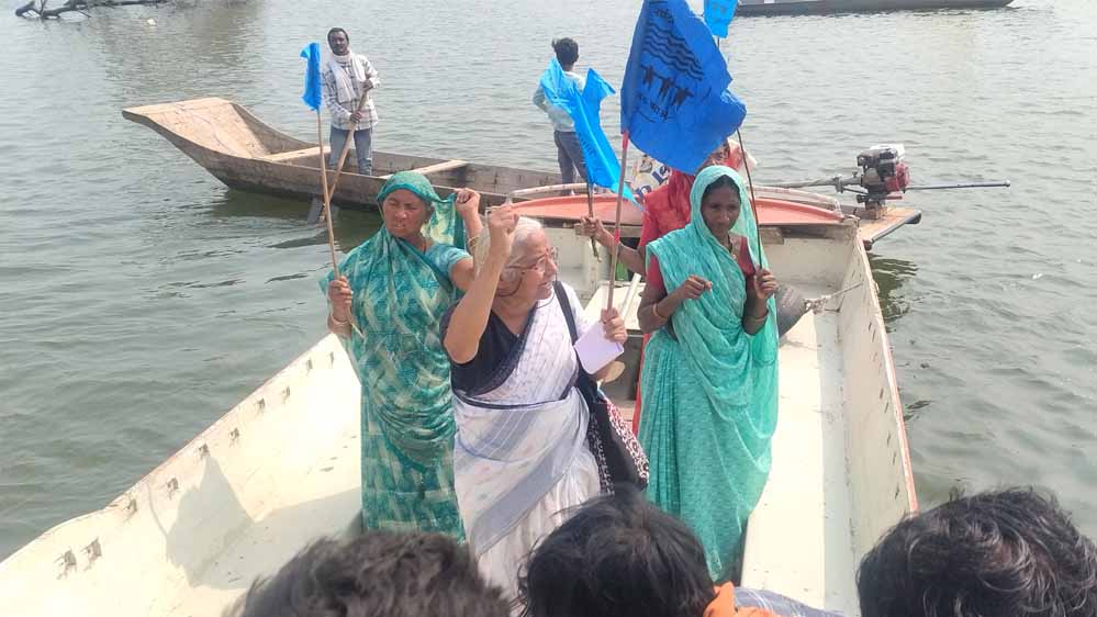 नर्मदा नदी में भव्य नाव रैली, मेधा पाटकर ने बीच पानी में मछुआरों के अधिकारों का मुद्दा उठाया
