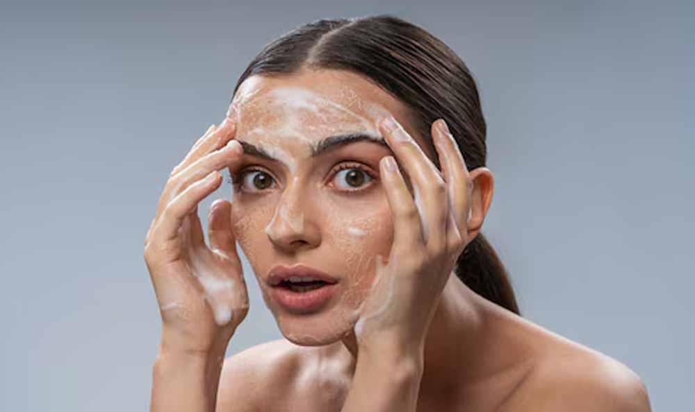 एक्ने से बचना है? पहले जान लें कौन-सा क्लींजर है आपकी स्किन के लिए सही