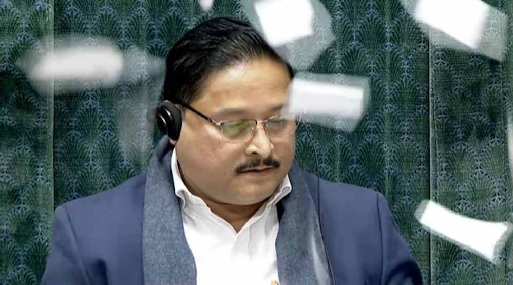 लोकसभा में भारी बवाल, चेयर पर कागज़ उछालने पर सांसदों को पूरे सत्र के लिए निलंबन